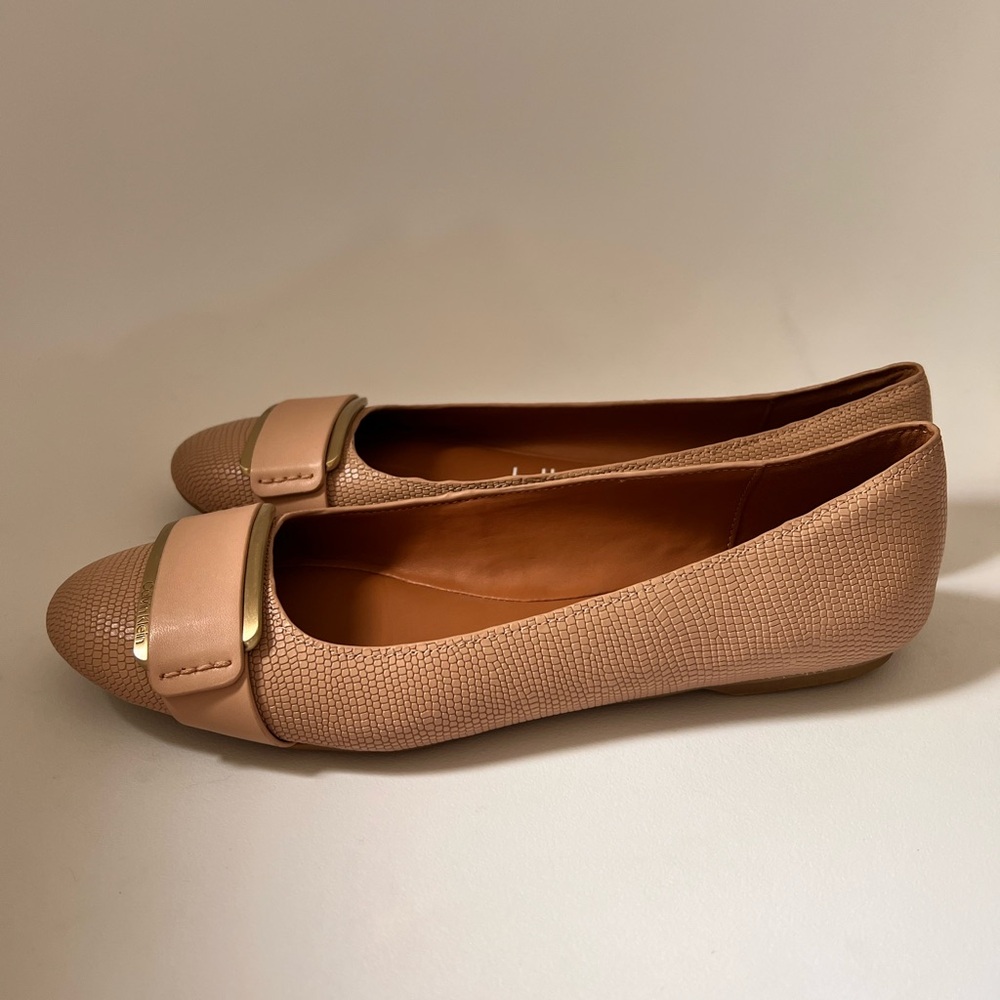 NEW Calvin Klein genuine leather Tan Flats with Textured Toe Cap Sise 8